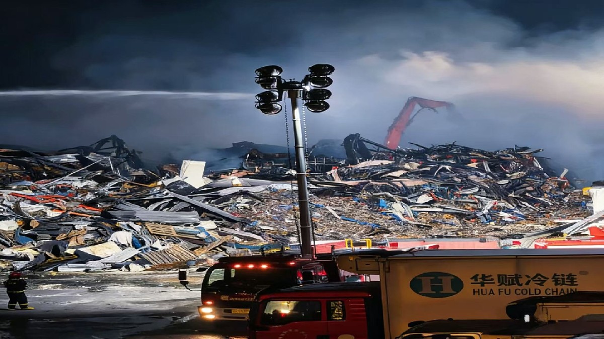 上海宝山某一冷库着火，现场浓烟滚滚，暂无人员伤亡